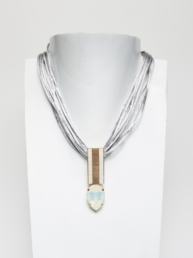 collar con forma de flecha en resina y cristales austríacos